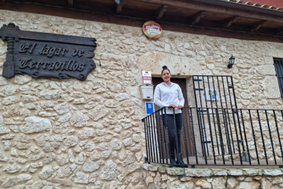 Cristina Yolcelin posa en el balcón del bar de Terradillos