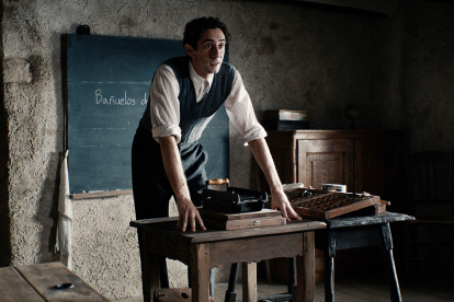 Enric Auquer es Antoni Benaiges en la película 'El maestro que prometió el mar.