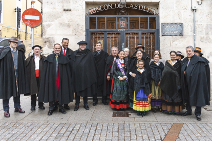 Participantes de la jira en honor a San Millán por el casco histórico de Burgos.
