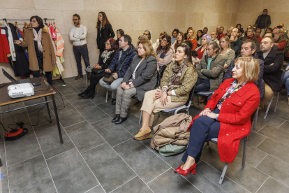 La alcaldesa, Cristina Ayala, visitó el centro municipal 'Purificación Santamarta', de la Barriada de los Ríos, para conocer los programas en detalle.