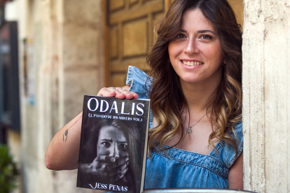 La escritora Jess Penas, con un ejemplar de su primera novela.