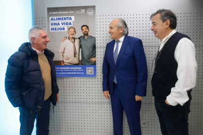 José Ángel Martínez, Julián Martínez y Ángel Cuesta, representantes del Banco de Alimentos, junto al cartel de la Gran Recogida de este año.