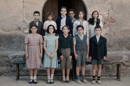 Imagen de la recreación de la foto de Benaiges y sus alumnos en la puerta de la Escuela en la película.