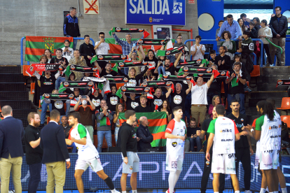 Imagen del partido entre el Grupo Ureta Tizona y Grupo Alega Cantabria.