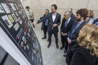García-Gallardo visita la exposición junto a Cristina Ayala y Roberto Saiz.