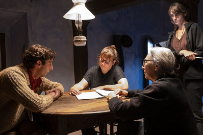 Auquer y Gavasa preparan una toma con la directora, Patricia Font.