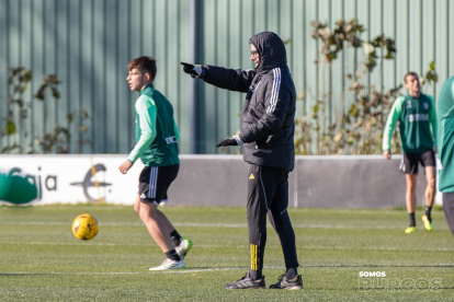 Bolo, bien abrigado, dirige un entrenamiento para preparar el partido ante el Andorra.