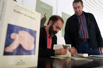 González Sainz, en la Feria del Libro de Valladolid de 2005 firmando ejemplares de 'Volver al mundo'.