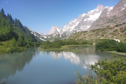 Los montañeros burgaleses en distintos momentos en Los Alpes.