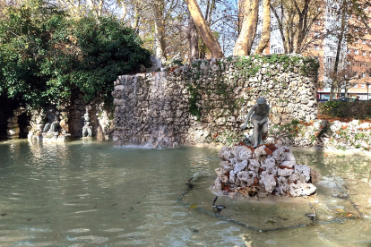 El estanque de la sirena, uno de los iconos del Paseo de la Isla.