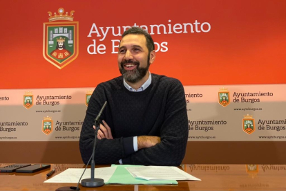 Daniel Garabito, en una rueda de prensa en la sala del Ayuntamiento de Burgos.