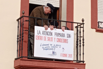 La pancarta se mantendrá visible en la plaza de Puentedura.