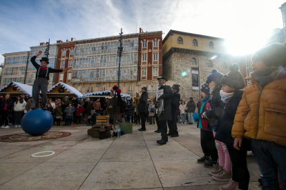 La Feria de Navidad se ubica en la plaza del Rey San Fernando.