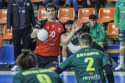 Javier Espinosa mira a portería con el balón en la mano en el partido de El Plantío contra Los Dólmenes de Antequera.