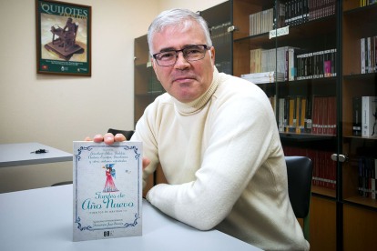 Francisco Gómez, con un ejemplar de libro que se presenta en la Sala Polisón este jueves.