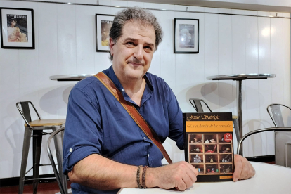 El escritor Jesús Salviejo, con un ejemplar de su última novela.