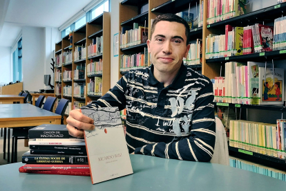 Fernando Jerez, con algunos de los libros que han protagonizado ‘Las Tertulias Literarias’.