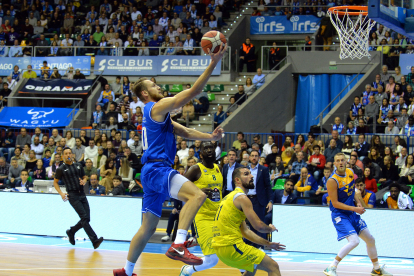 Imagen del partido entre el Longevida San Pablo Burgos y el Ourense.