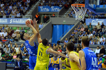 Imagen del partido entre el Longevida San Pablo Burgos y el Ourense.