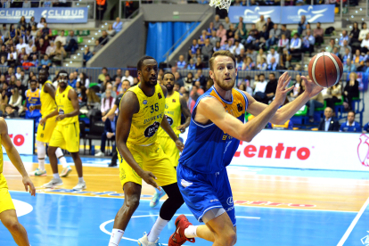 Imagen del partido entre el Longevida San Pablo Burgos y el Ourense.