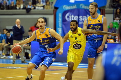 Imagen del partido entre el Longevida San Pablo Burgos y el Ourense.