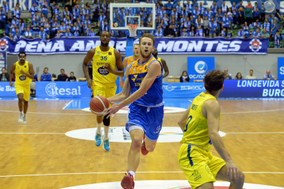 Imagen del partido entre el Longevida San Pablo Burgos y el Ourense.