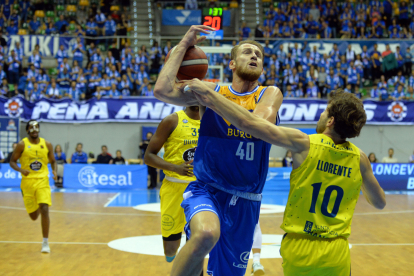 Imagen del partido entre el Longevida San Pablo Burgos y el Ourense.