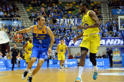 Imagen del partido entre el Longevida San Pablo Burgos y el Ourense.