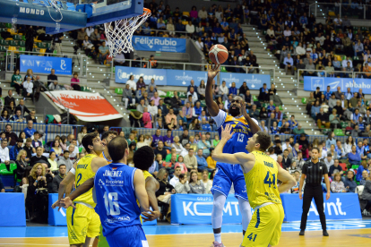 Imagen del partido entre el Longevida San Pablo Burgos y el Ourense.