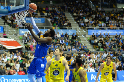 Imagen del partido entre el Longevida San Pablo Burgos y el Ourense.