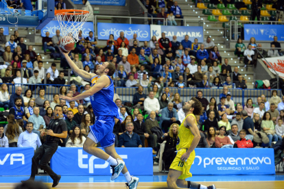 Imagen del partido entre el Longevida San Pablo Burgos y el Ourense.