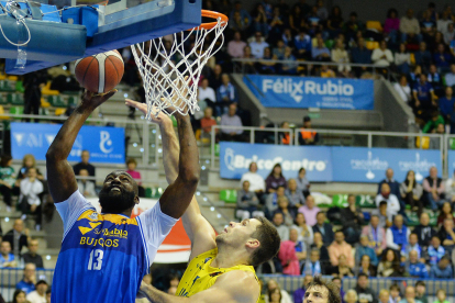 Imagen del partido entre el Longevida San Pablo Burgos y el Ourense.