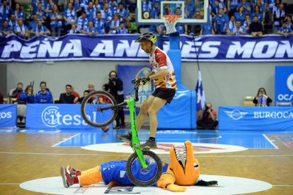 Imagen del partido entre el Longevida San Pablo Burgos y el Ourense.