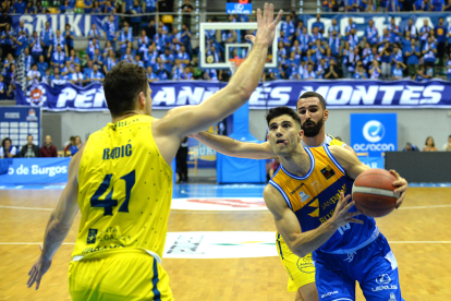 Imagen del partido entre el Longevida San Pablo Burgos y el Ourense.