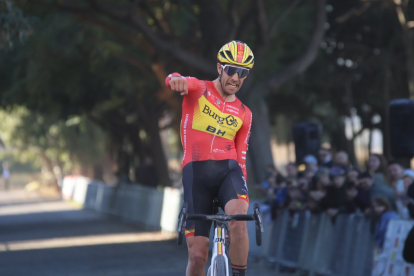 Felipe Orts celebra su victoria en el Ciclocross de Valencia.