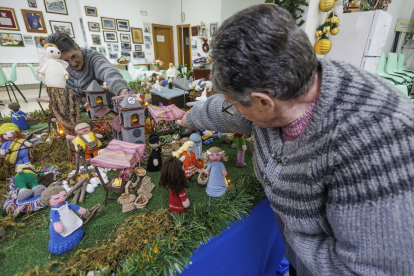 Detalle del belén de ganchillo creado por las Abuelas de Gamonal.