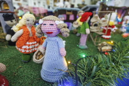 Detalle del belén de ganchillo creado por las Abuelas de Gamonal.