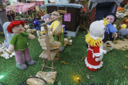 Detalle del belén de ganchillo creado por las Abuelas de Gamonal.