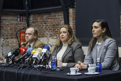 La alcaldesa Cristina Ayala, acompañada de Andrea Ballesteros y Fernando Martínez Acitores, durante la rueda de prensa de balance de seis meses de mandato en el Ayuntamiento de Burrgos.