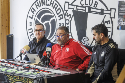 José Antonio Rojo, Gonzalo Díez y Paco Carmargo en representación de las peñas del Burgos CF.