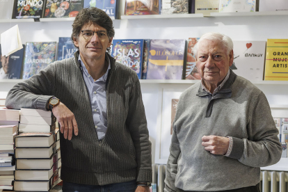 Álvaro Manso Urbano (derecha) y Álvaro Manso Ortiz, segunda y tercera generación de libreros de Luz y Vida.