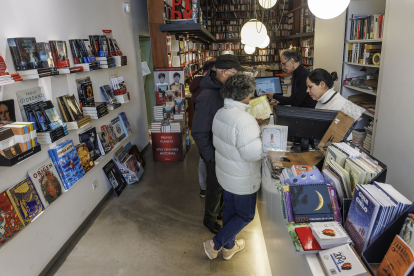 Algunos clientes son atendidos por Ángel y Verónica, libreros de Luz y Vida.