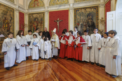 Los integrantes de la Escolanía de Pueri Cantores posaron junto al arzobispo de Burgos, Mario Iceta.