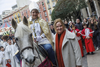La alcaldesa, Cristina Ayala, recibía al Obispillo en la entrada del Ayuntamiento.