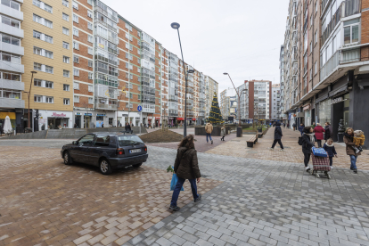 Los peatones disfrutan de 6.000 metros cuadrados más de superficie, tras las obras de reurbanización de esta arteria comercial de Gamonal.