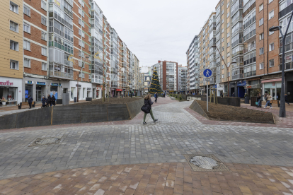 Los peatones disfrutan de 6.000 metros cuadrados más de superficie, tras las obras de reurbanización de esta arteria comercial de Gamonal.