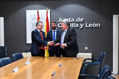 Imagen de la firma del convenio con el vicepresidente, Juan García Gallardo y el presidente del Consejo Regulador, Enrique Pascual