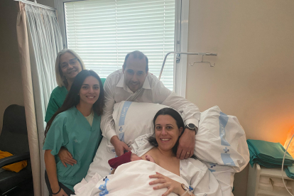 Laura e Isidro posan con su hijo David Lozano Asensio, el primer bebé arandino del año 2024.
