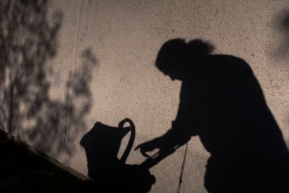 Una mujer embarazada con el registro que mide el latido del bebé.