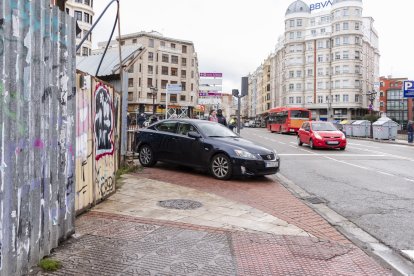 El vallado, los contenedores soterrados y una señal turística dificultan el paso de los viandantes por la estrechez del espacio que queda libre.